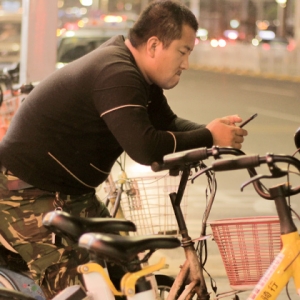 从“事后报警”到“提前 42 秒”：一个大学生团队如何重做电动车充电棚的火灾预警